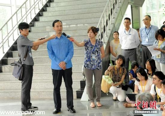 資料圖：朱立倫（左二）。中新社發(fā) 陳小愿 攝  