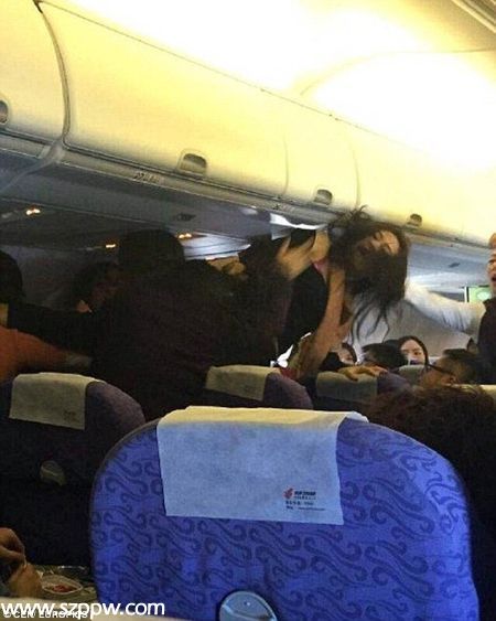 去年12月，一架重慶飛香港航班中中國乘客大打出手，涉及7女1男。（英國《每日郵報(bào)》配圖）