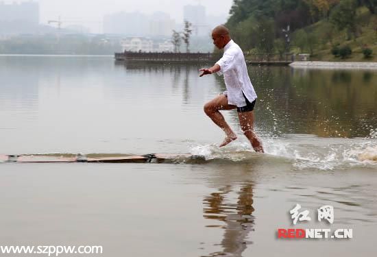 泉州少林武僧長(zhǎng)沙成功水上漂120米 刷新世界紀(jì)錄
