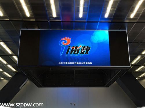 9月12日，由南方基金、新浪財經(jīng)和<a href=http://www.sz1980.com/shenzhen/ target=_blank class=infotextkey>深圳</a>證券信息公司三方聯(lián)合編制的南方-新浪大數(shù)據(jù)100指數(shù)、大數(shù)據(jù)300指數(shù)在深圳<a href=http://www.zshb029.com/jiaoyisuo/ target=_blank class=infotextkey>交易所</a>新大樓舉辦敲鐘儀式及新聞發(fā)布會，深交所總經(jīng)理宋麗萍、新浪網(wǎng)董事長兼CEO曹國偉和南方基金董事長吳萬善出席活動現(xiàn)場并共同敲鐘，國內(nèi)首個大數(shù)據(jù)系列指數(shù)宣告誕生。(圖片來源：新浪財經(jīng))