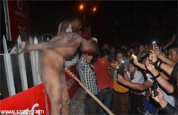 印度強(qiáng)奸犯被暴民綁架殺害 身體被刺穿裸體游街  一直以來，印度就是強(qiáng)奸案多發(fā)地，國內(nèi)性侵現(xiàn)象十分嚴(yán)重，當(dāng)?shù)孛癖妼@種獸行深惡痛絕。近日，印度迪馬布爾地區(qū)發(fā)生一起暴民沖擊監(jiān)獄事件，一名強(qiáng)奸嫌疑犯被綁架出監(jiān)獄，并在裸體游行示眾后將其殺害。  據(jù)《每日郵報(bào)》報(bào)道，當(dāng)時(shí)，這名強(qiáng)奸犯被暴民扔在地上拖行了數(shù)千米，隨后被綁在護(hù)欄上，身體被竹棍刺穿，獻(xiàn)血直流，場面極其血腥。  令人震驚的是，該男子被殺害后，周圍群眾紛紛拿出手機(jī)拍攝。隨后，警方趕到現(xiàn)場，使用警棍等手段驅(qū)散人群。  據(jù)悉，這名強(qiáng)奸犯涉嫌強(qiáng)奸當(dāng)?shù)匾幻W(xué)生，于2015年2月24日被逮捕。  前瞻點(diǎn)評：在一些法制落后的地方，民眾往往習(xí)慣用拳頭解決問題，維持正義或者泄私憤。印度老百姓對 強(qiáng)奸 行為的痛恨可以理解，但撇開法律濫用 私刑 處置嫌犯的做法未免太過野蠻愚蠢，而且扒光衣服游街示眾的行為也令人咋舌。有的時(shí)候， 以暴制暴 不僅不能呼吁正義，還有可能是另一種犯罪。