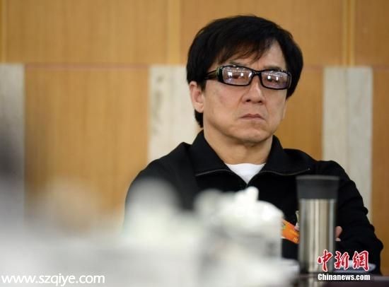 　3月5日，全國(guó)政協(xié)舉行小組會(huì)議，討論政府工作報(bào)告。全國(guó)政協(xié)委員成龍參加文藝界別討論。中新社發(fā) 侯宇 攝