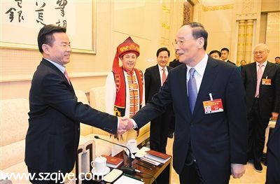參加海南代表團(tuán)審議前，王岐山與肖杰等代表親切握手。