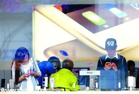 3月31日，蘋果啟動以舊換新計(jì)劃。圖為顧客在淮海路蘋果專賣店選購手機(jī)。/晨報(bào)記者殷立勤