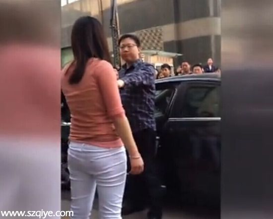 女子當(dāng)街狂砸車(chē)玻璃扇出軌男子耳光 女子全程無(wú)臟話【視頻】