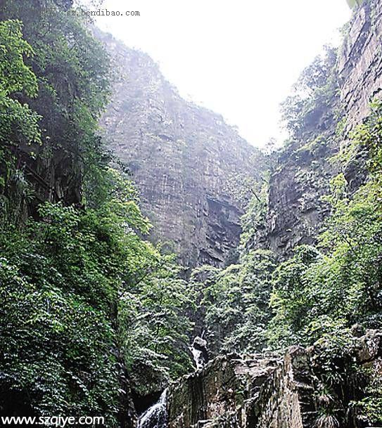 廣東乳源大峽谷發(fā)生山石滑落 <a href=http://www.sz1980.com/shenzhen/ _fcksavedurl=http://www.sz1980.com/shenzhen/ target=_blank class=infotextkey><a href=http://www.zshb029.com/shenzhen/ target=_blank class=infotextkey>深圳</a></a>驢友1死7傷
