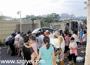 小孩被卷車(chē)底 <a href=http://www.sz1980.com/shenzhen/ target=_blank class=infotextkey><a href=http://www.zshb029.com/shenzhen/ target=_blank class=infotextkey>深圳</a></a>消防組織群眾抬車(chē)救人