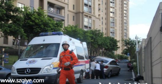 小孩被卷車(chē)底 <a href=http://www.sz1980.com/shenzhen/ target=_blank class=infotextkey>深圳</a>消防組織群眾抬車(chē)救人