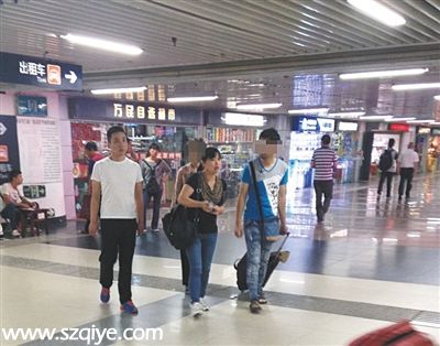 6月20日，搭訕成功后，另外一對男女準備帶“母子”去一家中醫(yī)診所就醫(yī)。