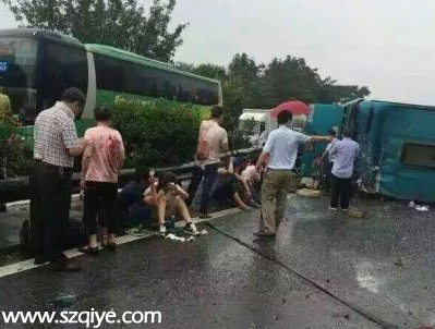 由<a href=http://www.zshb029.com/shenzhen/ target=_blank class=infotextkey>深圳</a>開往汕頭的大巴側(cè)翻 3死7重傷