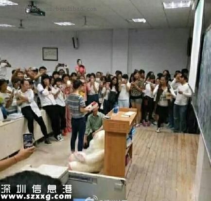 教官向女生強(qiáng)吻表白 你怎么看？