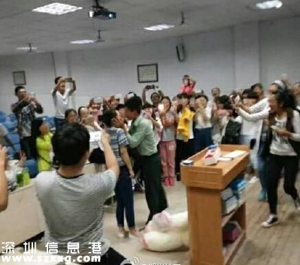 教官向女生強(qiáng)吻表白 你怎么看？