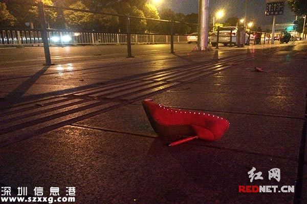 （車禍發(fā)生后，現場留下的高跟鞋，位置距離事發(fā)地點超過五米。）