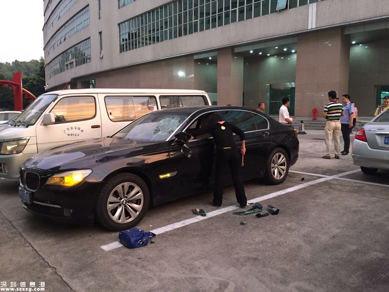 女子用鐵錘繼續(xù)歇斯底里地砸車，寶馬車的前后車燈全部破碎，引擎蓋上的寶馬標(biāo)識(shí)也被砸飛，四只車把手被砸斷，車身被砸出大大小小的凹陷。