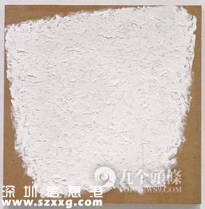 事實上，這個消息和上世紀(jì)的某個話劇非常異曲同工：上世紀(jì)90年代，一部名為《藝術(shù)》的話劇在倫敦西區(qū)和紐約百老匯上演(后來獲得了托尼最佳戲劇獎)，故事講述的是三個好朋友的友誼面臨崩潰，導(dǎo)火線就是因為其中一個人花了巨額錢財購買了一幅白色的油畫，此舉令朋友們無法理解。