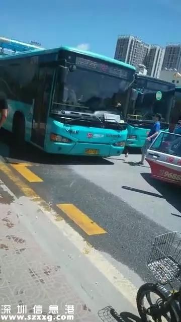 深圳(www.zshb029.com)兩司機因搶道對罵 公交司機開車狠撞的士