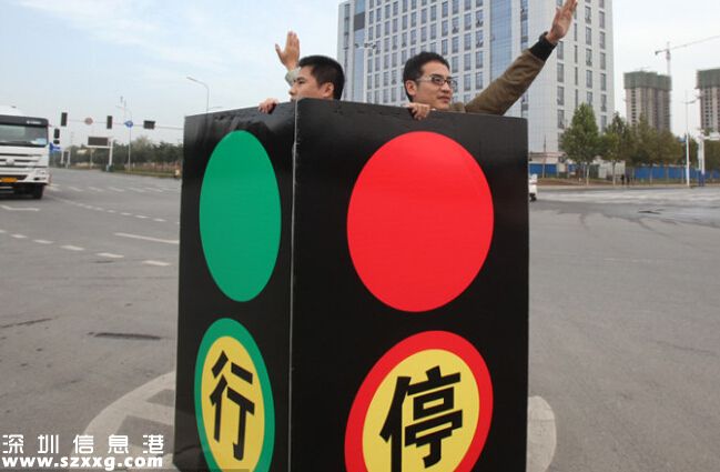街頭現(xiàn)人體紅綠燈 這倆小伙子是誰？