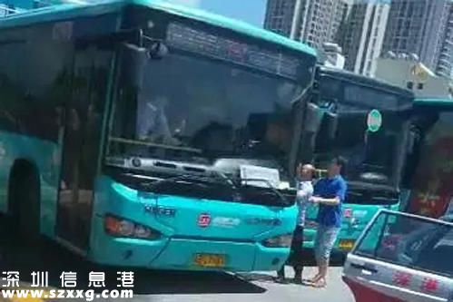 深圳(www.zshb029.com)兩司機因搶道對罵 公交司機開車狠撞的士