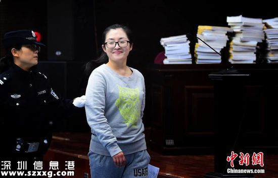 2015年10月29日消息，位于勝利廣場(chǎng)的合肥地標(biāo)性的雕塑“中國結(jié)”五年前為一項(xiàng)地下空間新項(xiàng)目的開發(fā)搬遷。而開發(fā)這個(gè)項(xiàng)目的投資人是“80”后上海女子張某和其哥哥。然而，2012年該項(xiàng)目突然停工，成了合肥有名的“爛尾”工程，開發(fā)商跑路800多戶業(yè)主被騙3億余元。10月29日上午，80后“女老板”張某及其房地產(chǎn)有限公司因涉嫌合同詐騙，共同在合肥市中院受審。面對(duì)法官和公訴人的訊問。從受審到結(jié)束，張某始終保持微笑。視覺中國