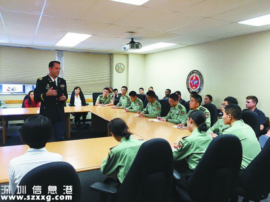 西點(diǎn)軍校外文系中文組的老師和清華大學(xué)國(guó)防生交流。