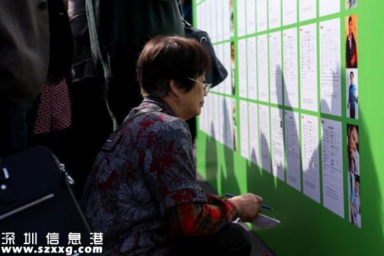 10月31日，羅店鎮(zhèn)艾瑪宮婚禮公園，一位阿姨蹲在地上抄寫單身人士的信息。