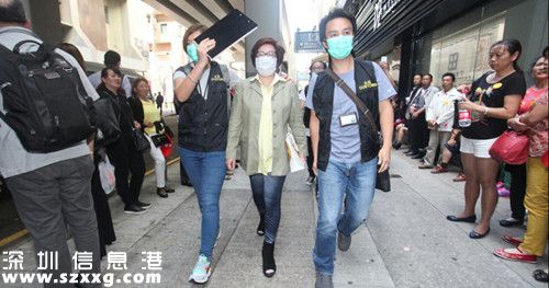 珠寶店女負(fù)責(zé)人被海關(guān)拘捕。圖自香港《明報(bào)》網(wǎng)站