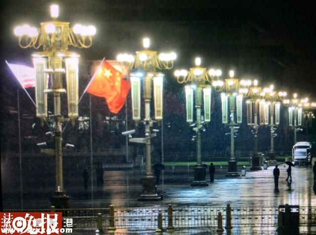 北京5000名中學(xué)生4時(shí)被送天安門 冒雨觀升旗