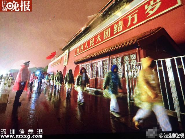 北京5000名中學(xué)生4時(shí)被送天安門 冒雨觀升旗