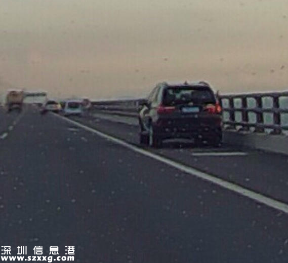 深圳(www.zshb029.com)情侶高速應(yīng)急車(chē)道上停車(chē)看晚霞 交警：罰3000扣6分