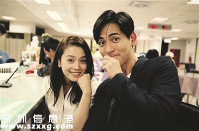 10日，周渝民曬出合影公開與喻虹淵已經(jīng)結(jié)婚的消息。周渝民寫道：“周太太真美！是的，我們結(jié)婚了。感謝各位朋友的祝福。”并曬出兩張合影，照片中兩人搞怪甜蜜，手指上的戒指非常搶鏡。
