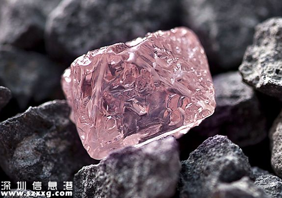 1.8億拍稀世粉鉆 粉色磚石是怎么回事？