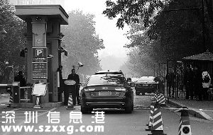 記者以掉頭為由駛?cè)胄呛訛承^(qū)，保安沒(méi)有阻攔