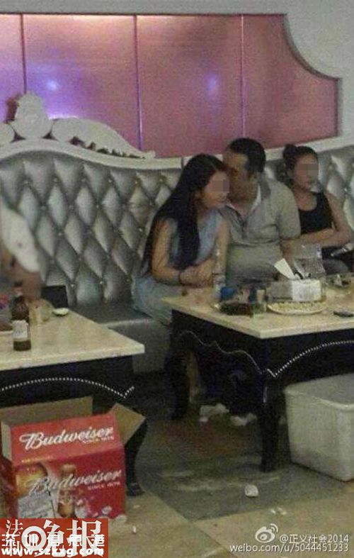 法晚深度即時報道(統(tǒng)籌執(zhí)行：朱順忠 記者 王選輝 實習(xí)生 施遠圻)昨日，有網(wǎng)友在微博爆料稱，福建省漳州市漳浦縣法院少年庭庭長陳毅東在豪華KTV“喝美酒叫小姐”，并曬出多張疑似其正在摟抱、親吻照片。今天上午，漳浦法院監(jiān)察室相關(guān)負責(zé)人告訴記者，網(wǎng)友爆料圖片中男子確為該院少年審判庭庭長陳毅東，目前法院已經(jīng)介入調(diào)查此事。
