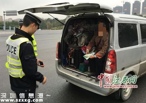兒讓母親蜷縮汽車(chē)尾箱 母親為兒子求情