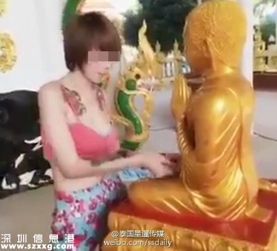 日前，泰國女孩穿著暴露去拜佛引起了網友責罵。眾所周知，在泰國進寺廟一定要穿著得體，不小心穿短了還要拿個布遮一下。但是，這名泰國女子就穿著吊帶小短衣進寺廟拜佛，還自己拍了視頻發(fā)到臉書上，稱在工作之余去為男星Por去祈福。這樣一來引得泰國網友熱議與責罵。（來源：國際在線）