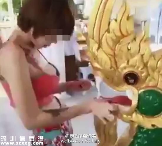 穿著暴露拜佛被罵，女子在參觀佛寺。