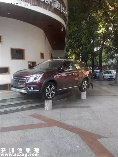 女司機霸氣停車 網友：她是怎么出來的？