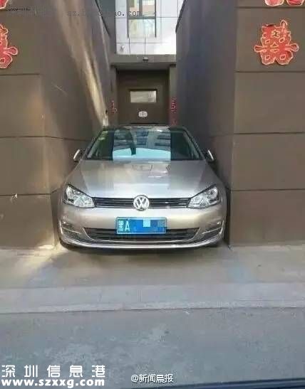 女司機霸氣停車 網友：她是怎么出來的？