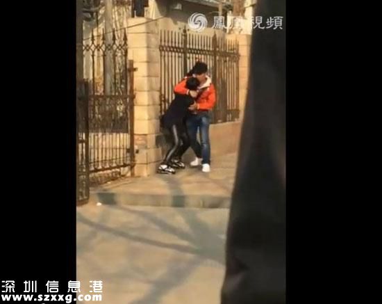男子當街暴打女友遭路人圍毆 女生用身體護男友