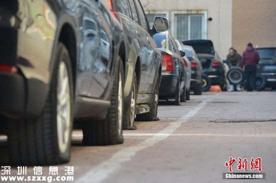 12月18日，遼寧省沈陽市于洪區(qū)紅田翠園內，兩百來輛私家車在園區(qū)內的車位內被扎了輪胎，受害車主們表示，此次案值在幾十萬元。讓車主鬧心的不僅是扎車人沒找到，向物業(yè)索賠也沒有結果。目前警方已介入調查。