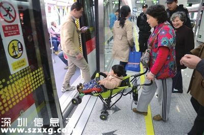 嬰兒車被卡<a href=http://www.zshb029.com/shenzhen/ target=_blank class=infotextkey>深圳</a>(www.zshb029.com)地鐵 關門之際嬰兒車被拉進地鐵