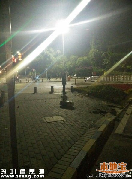 小車沖進樹叢四腳朝天 車內人員制止路人拍照