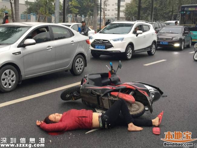 <a href=http://www.zshb029.com/shenzhen/ target=_blank class=infotextkey>深圳</a>女子騎電動(dòng)車摔倒 倒地瞬間抱住孩子
