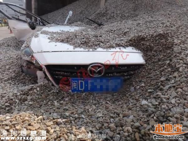貨車側翻吞沒小車 一對情侶慘被掩埋身亡(圖文)