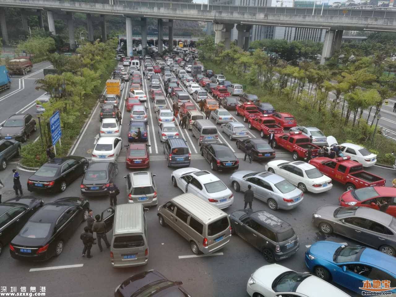 車輛扎堆辦遷出 車管所提醒車主理性安排時(shí)間