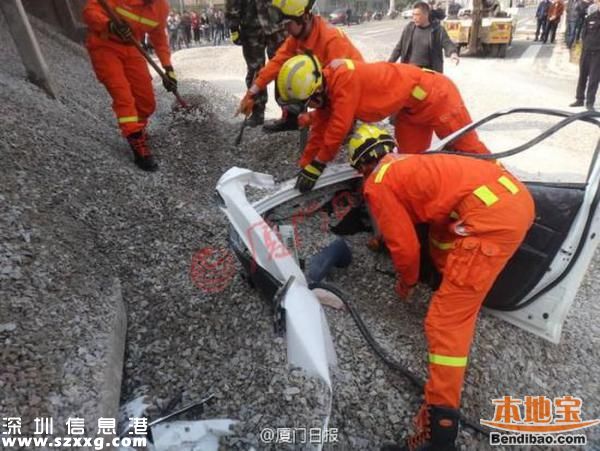 貨車側翻吞沒小車 一對情侶慘被掩埋身亡(圖文)
