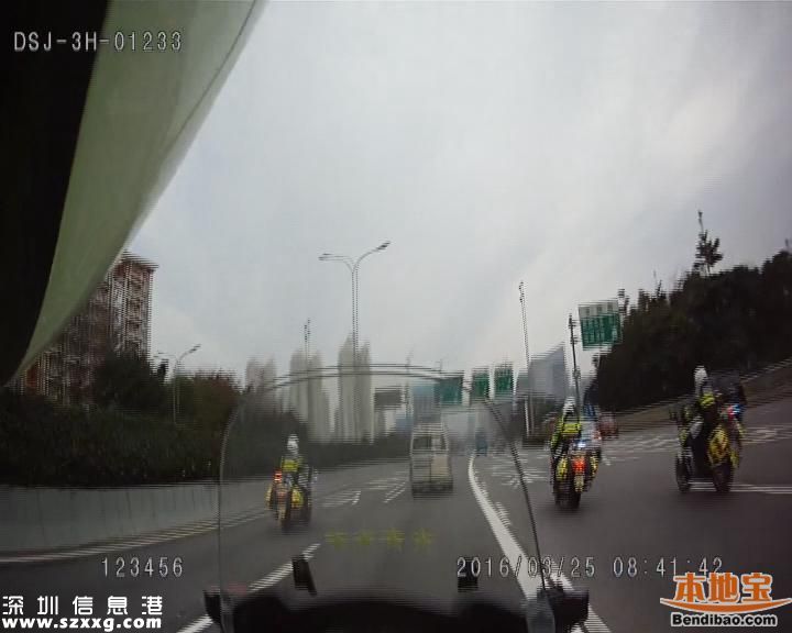 交警鐵騎12公里追擊無證駕駛瘋狂面包車