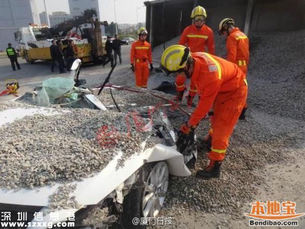 貨車側翻吞沒小車 一對情侶慘被掩埋身亡(圖文)