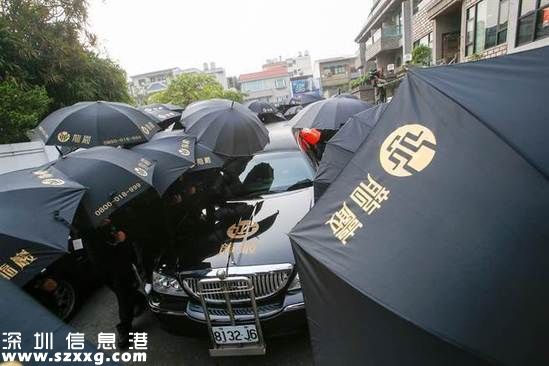 1日一早8時許，高清愿位于永康的老家，低調(diào)簡單由親屬持黑傘，從家中將他載往火化場。(圖片來源：“中央社”)　　