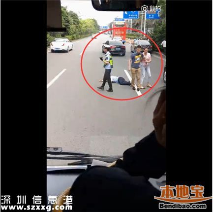 深圳小車司機(jī)打暈公交司機(jī) 網(wǎng)友斥協(xié)警不專業(yè)